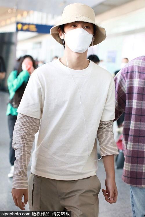 黄明昊机场爆料图片最新,潮流穿搭引热议  第2张 黄明昊机场爆料图片最新,潮流穿搭引热议  第2张