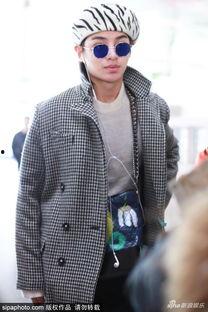 黄明昊机场爆料图片最新,潮流穿搭引热议  第3张 黄明昊机场爆料图片最新,潮流穿搭引热议  第3张